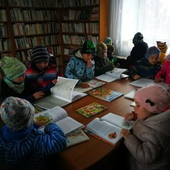Děti v knihovně v Radvanicích