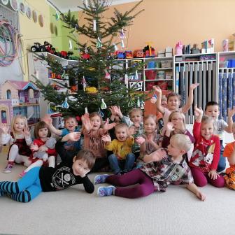 Děti ve školce u vánočního stromečku