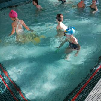 Děti v bazénu