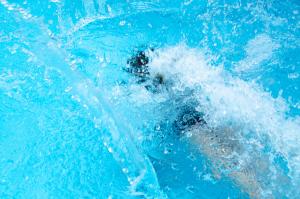 Dvě děti v bazénu